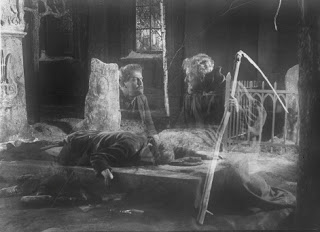 Glimt fra den svenske stumfilmen "Körkarlen" fra 1927